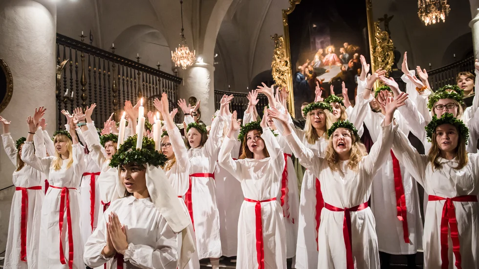 I gospellåten "Joyful" blir det svängig stämning i kyrkan. 
– Vi vill skapa vår egen prägel på luciakonserten, berättar Lena Malmberg.