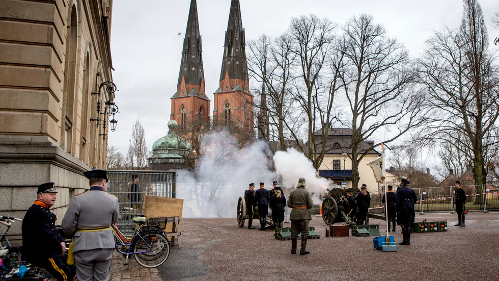 Traditionsenligt skjuts salut vid doktorspromotionerna. 