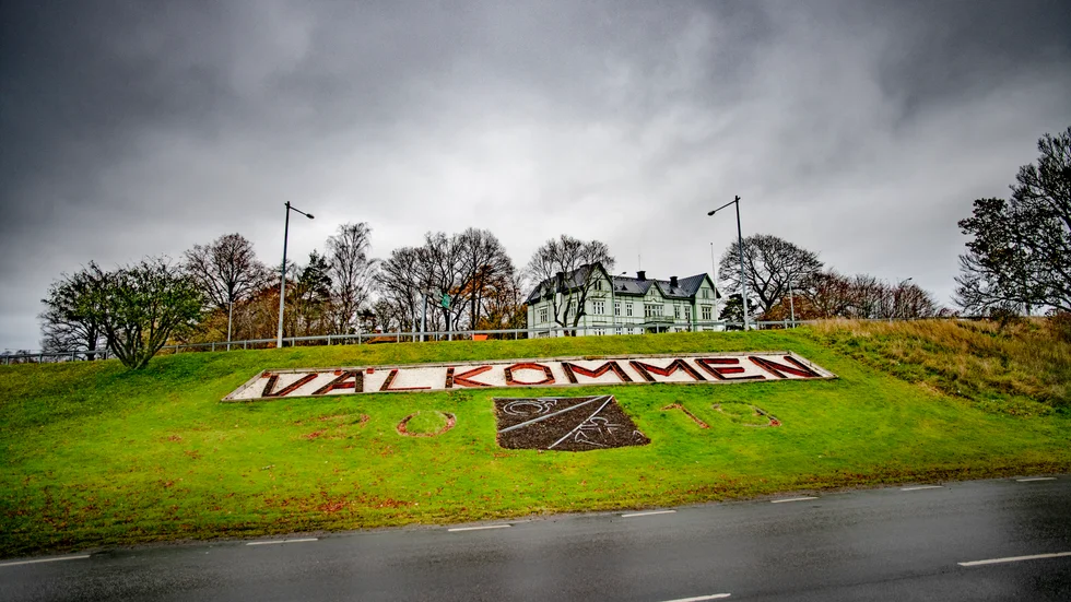 Insändarskribenten menar att i Oxelösunds församling skiljer de bestämmande på vi och de. "Vi svenskfödda och ni."
