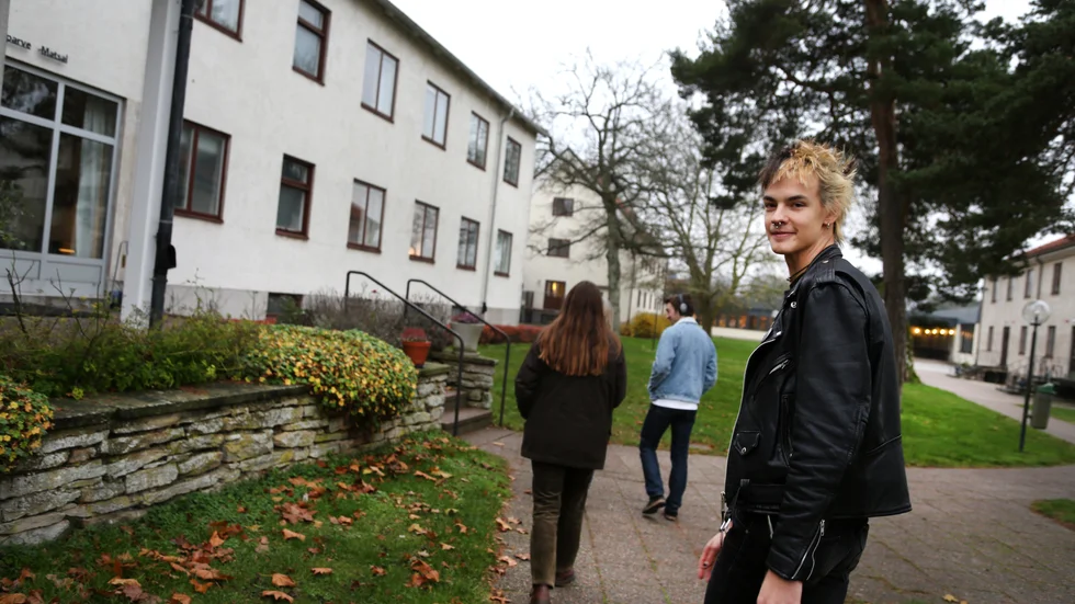 Isak Uitto flyttade till Hemse i fjol för att gå textillinjen. Nu går han på fotolinjen. Han tycker att det är fel att skära på en folkhögskola som ger många en andra chans i livet. 
