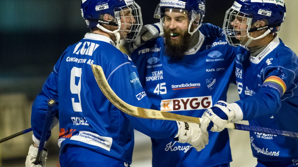 Albin Rohlén, Jonas Enander och Erik Litzén jublar efter Rohléns ledningsmål i slutet av första halvlek. Ett 2-1-mål där Rohlén påpassligt hittade rätt ur en tilltrasslad situation. IFK har sex raka matcher utan förlust.