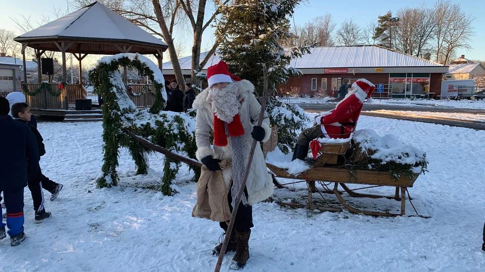 Tomten var förstås på plats under julmarknaden i Klristdala för att samla in barnens önskelistor i god tid före jul.