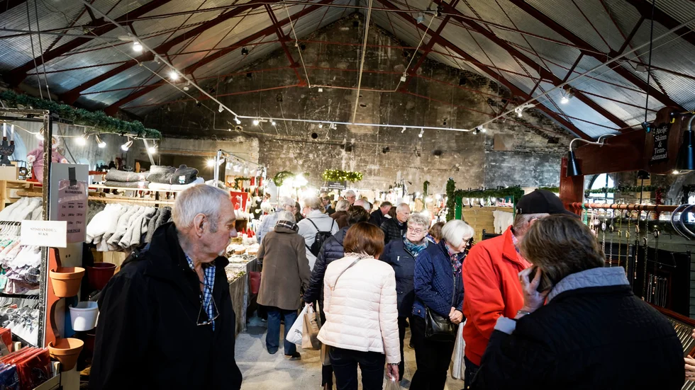 Det blev snabbt trångt bland hantverkarna på julmarknaden i Österbybruk.