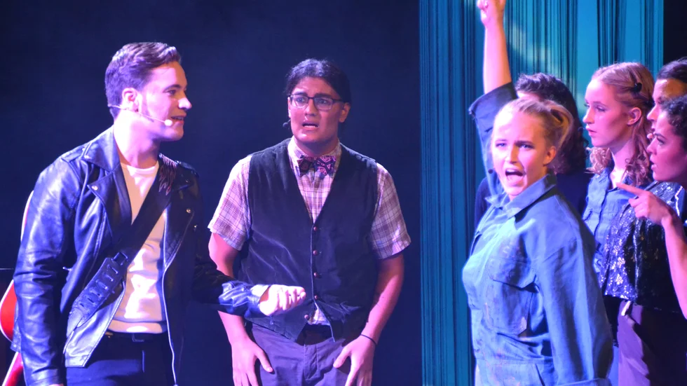 Alex Eklund, Miguel Angel Tapias och Emilia Öhlin spelar de tre huvudrollerna i Elvismusikalen "All Shook Up" som hade premiär på Eskilstuna teater i lördags.

