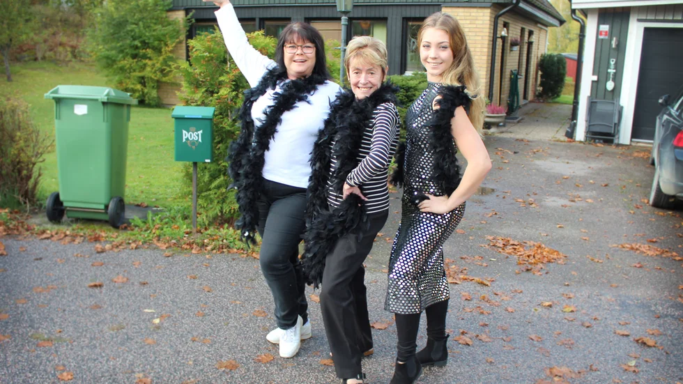 En liten show-pose ställer de upp på, AnnLouise, Tracey och Moa. Men Traceys dansskola i Strålsnäs är nedlagd från och med i höst.
