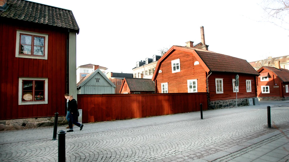 Tre av husen, bland annat de närmast vägen, ska stå kvar. Resten får flyttas, enligt förslaget som en majoritet i kommunstyrelsen ställt sig bakom.