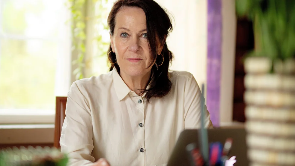 Vigdis Hjorth (född 1959) är en norsk författare med 30 utgivna böcker bakom sig. Hon fick häromåret sitt stora genombrott med boken "Arv och miljö".
