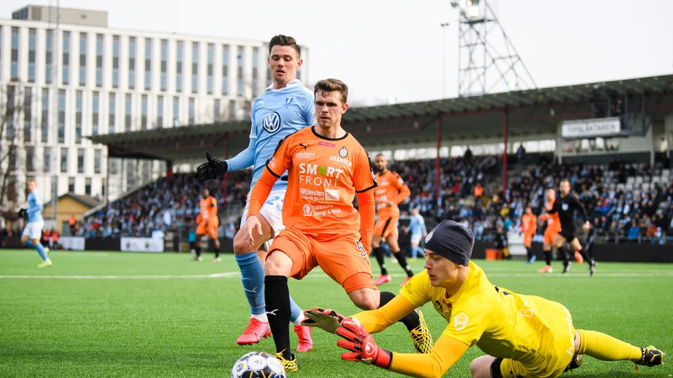 AFC:s Jesper Manns och målvakten Wille Jakobsson hade fullt sjå att hålla borta Malmöanfallarna under Svenska cupens sista gruppspelsmatch.