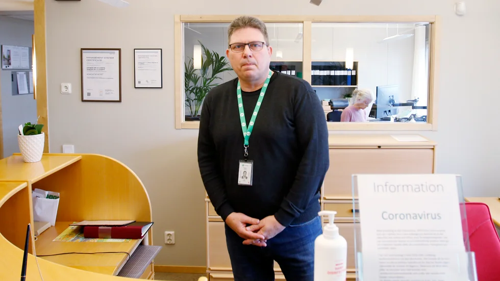 Marknadsområdeschefen Nils Svanberg i Eskilstuna känner sig inte direkt orolig. "Men för säkerhets skull är jag oartig och handhälsar inte på någon".