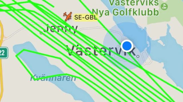 Radarbilden från Flightradar24 klockan 23 på torsdagen visar hur det tvåmotoriga propellerplanet flyger fram och tillbaka över Västervik. Man flög även över Gamleby och Ankarsrum. 