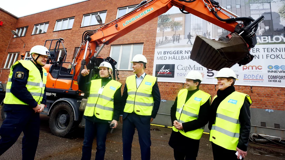 Christer Sjökvist, polisen, Per Tängerstad, Capman real estate, Martin Iserö, Assa Abloy, Jimmy Jansson, S, kommunstyrelsens ordförande och Marie Samuelsson, Assa Abloy vid första skoptaget.