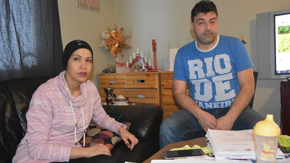 Loubna Elaidi och Jader Birakdar har tre barn. Paret ligger i skilsmässa och har ansökt om verkställighetshinder, men Migrationsdomstolen bedömer att de alltjämt är makar på grund av den pågående betänketiden på sex månader. 