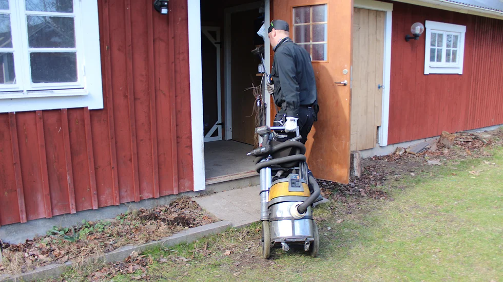 Ronnie Karlsson behöver inte klättra upp på taket för att sota skorstenen till vedpannan. Det löser han nerifrån.