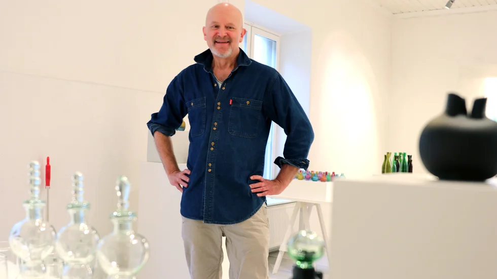Christer Mattsson bland några av sina utställda glasföremål. 
