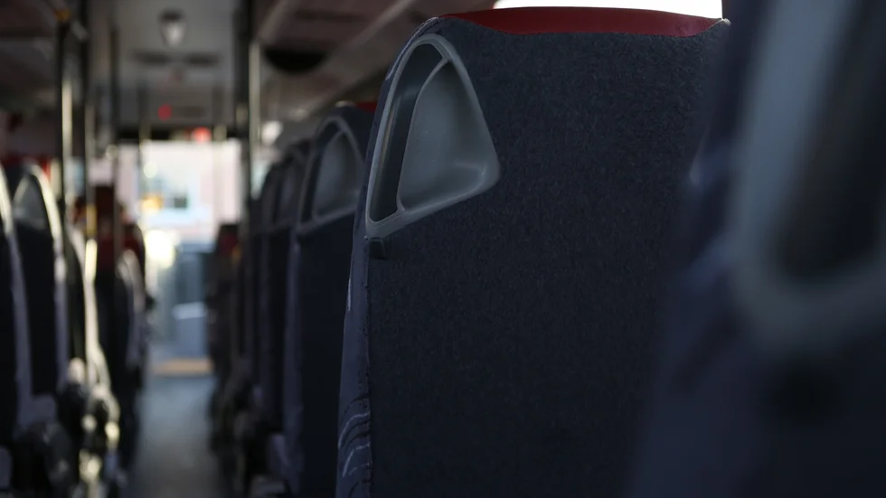 Eleven får i dagsläget ta bussen från en busshållplats lite mindre än två kilometer från dennes hem. 