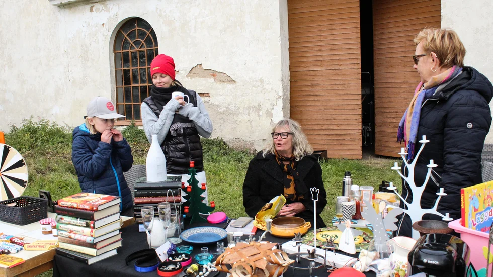Petter Staflund Waha, lockade besökare med ett chokladhjul och då satsade mamma Maja Staflund Waha, mormor Evy Stenkvist och kompisen Kristina Frank på att sälja lite loppissaker.