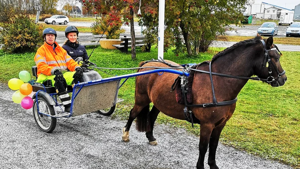 Nils-Olov "Olle" Nordberg älskar att åka häst och vagn. Så 70-årsdagen till ära körde kusken Stina Keskitalo runt "Olle" ett varv tillsammans med hästen Galax. 