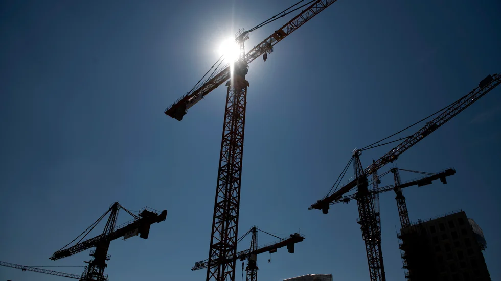 Bostadsköerna kan byggas bort, om man satsar på hyresrätter med enklare standard. Det anser majoriteten av de tillfrågade i en undersökning.