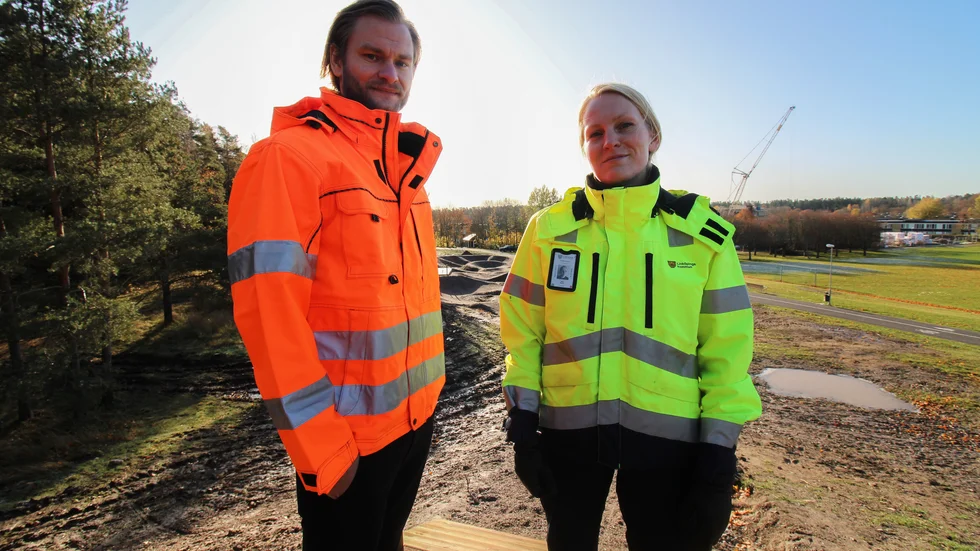 Robin Johnsson och Bitte Nygren vid startrampen på toppen av den förstärkta kullen.