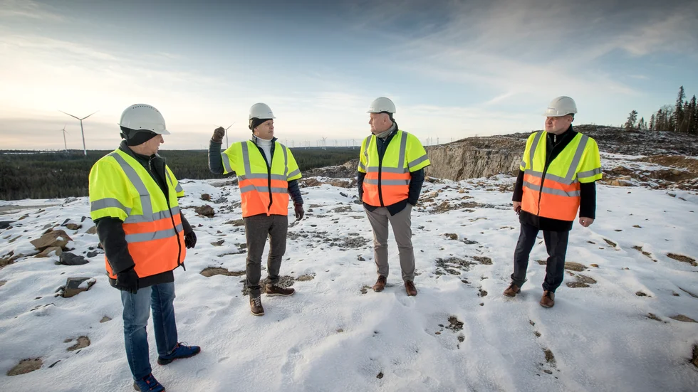 Vänsterpartiets Jonas Sjöstedt blev första partiledare att besöka vindkraftsparken i Markbygden. Här Birger Lahti (V), Mikael Kyrk, Jonas Sjöstedt (V) och Stefan Lundmark. 