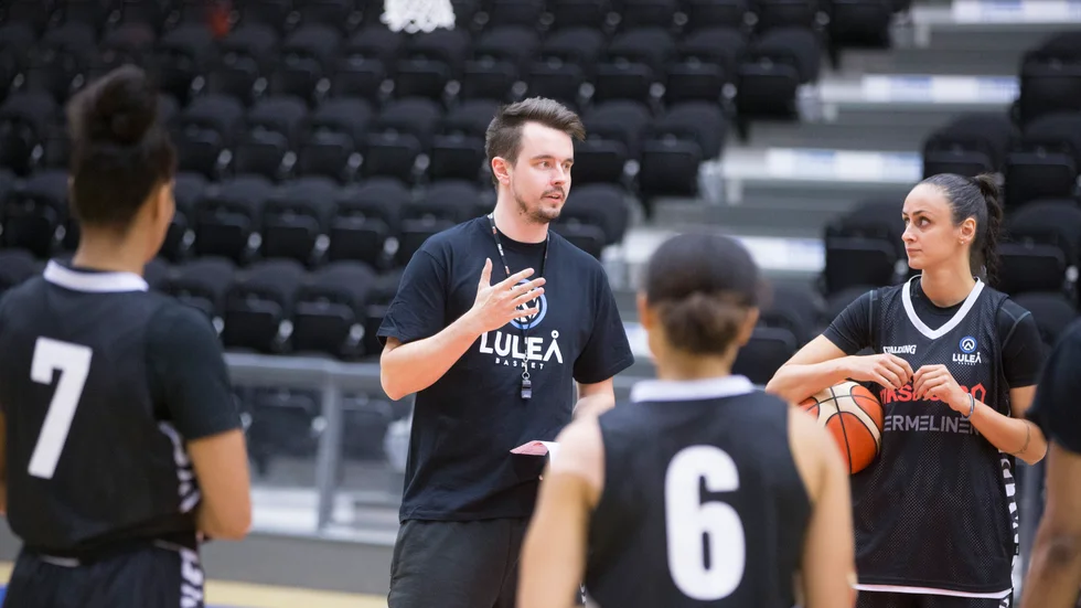 Luleåsonen Robin Sandberg leder för första gången ut ett hemmalag i Luleå Energi Arena mot Mark Basket. "Ryser av bara tanken", säger han.