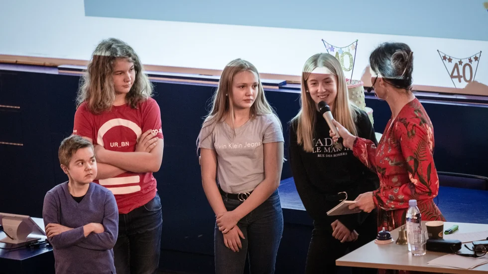 Några av representanterna från patientrådet Unga experter talar till publiken.