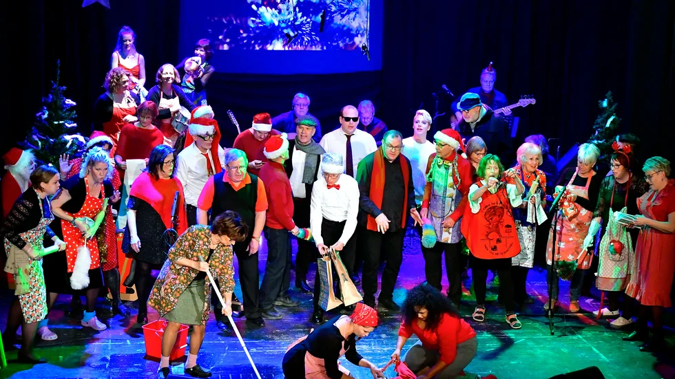 Nymos inledde årets traditionsenliga julshow på teatern i Nyköping med en grundlig julstädning i Galenskaparnas poppiga version