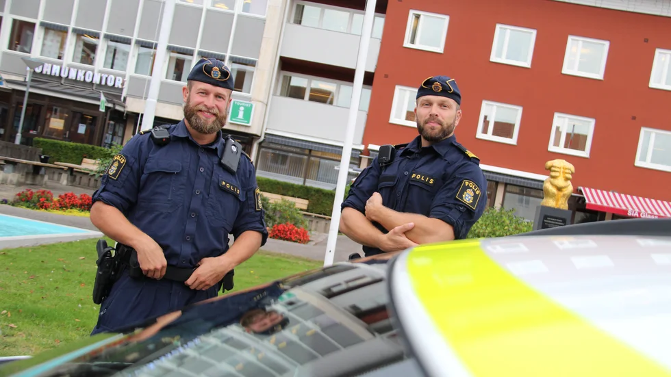Områdespoliserna Erik Johansson och Niklas Roosvall kartlägger nu, tillsamman med sina kollegor, den upplevda tryggheten i bland annat Ydre och Kinda. 