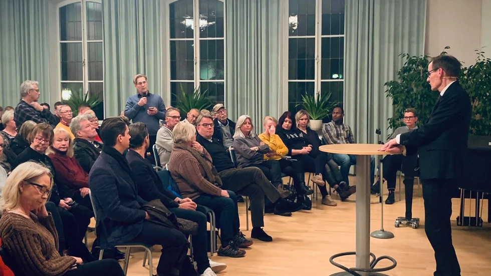 Många Nyköpingsbor ställde frågor till Tomas Lindroos, direktor vid Eskilstuna Stadsmission under informationsmötet om deras nya verksamhet. 