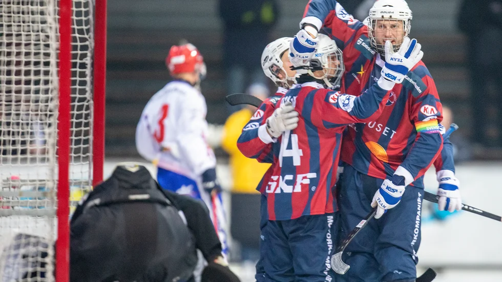 Linus Doktare var effektiv i avslutningarna och gjorde fyra mål mot Örebro och han blev givetvis uppvaktad av sina lagkamrater.