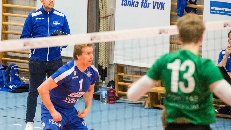 Assisterande tränare Lukas Karlsson (längst bak) är fortsatt hoppfull.