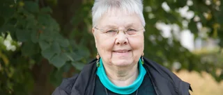 Gunilla ger prispengarna till hemlösa