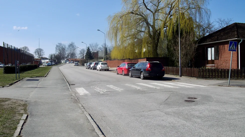 Att det parkeras på Fabriksgatan utanför kommunhuset handlar om en äldre indelning av parkeringsförbudszoner som lever kvar, förklarar samhällsbyggnadschefen.