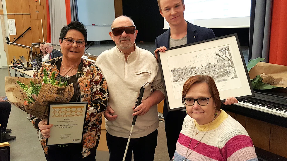 Pristagaren Karin Almgren, initiativtagaren Jan Wigdell, tillgänglighetsrådets ordförande Jesper Englundh och vice ordförande Katarina Lindberg på fullmäktige. 