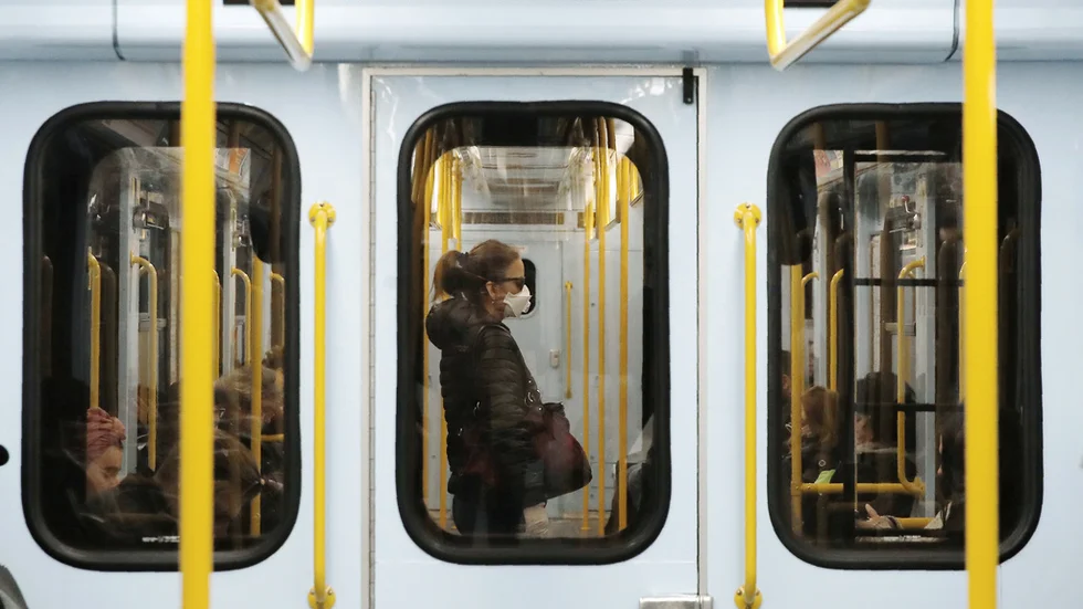 En kvinna med munskydd i tunnelbanan i Milano. Arkivbild.