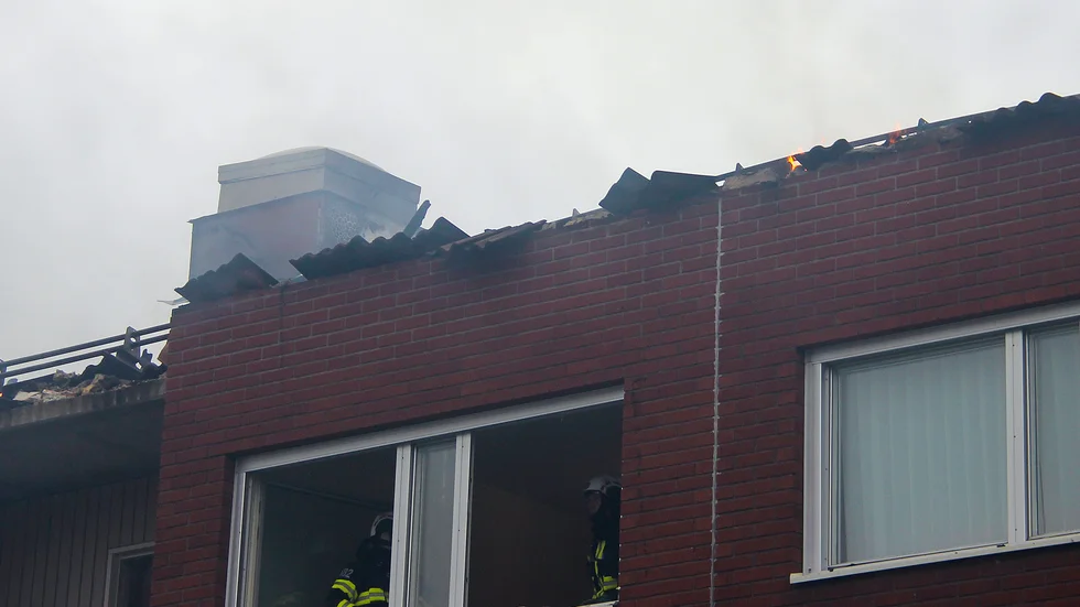 Lägenheterna i den branddrabbade fastigheten på Kärrhöksgränd har så omfattande skador att de anses som totalförstörda, därför har hyreskontrakten upphört att gälla. Efter renoveringen höjs standarden och hyrorna blir då högre.