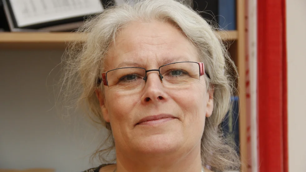 Randi Graungaard, kommundirektör i Tierps kommun, berättar att väktare kommer att bevaka den kritiserade och vandaliserade skolan under helgen.