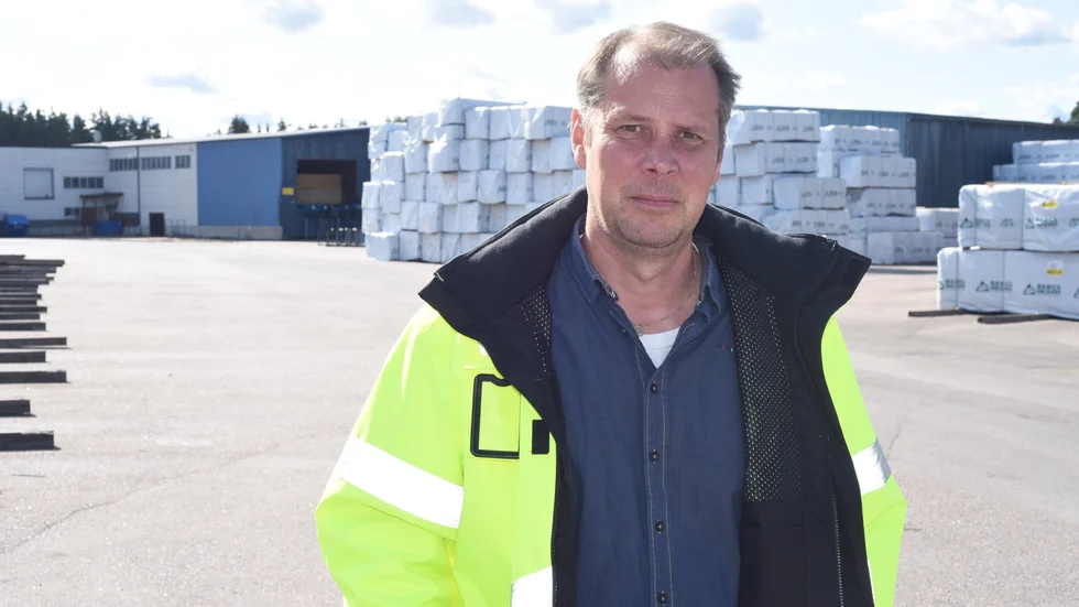 Patrik Larsson är platschef på Bergs Timbers anläggning i Vimmerby. I byggnaden i bakgrunden ska den nya kameratekniken för sortering av trävaror installeras sommaren 2020. 