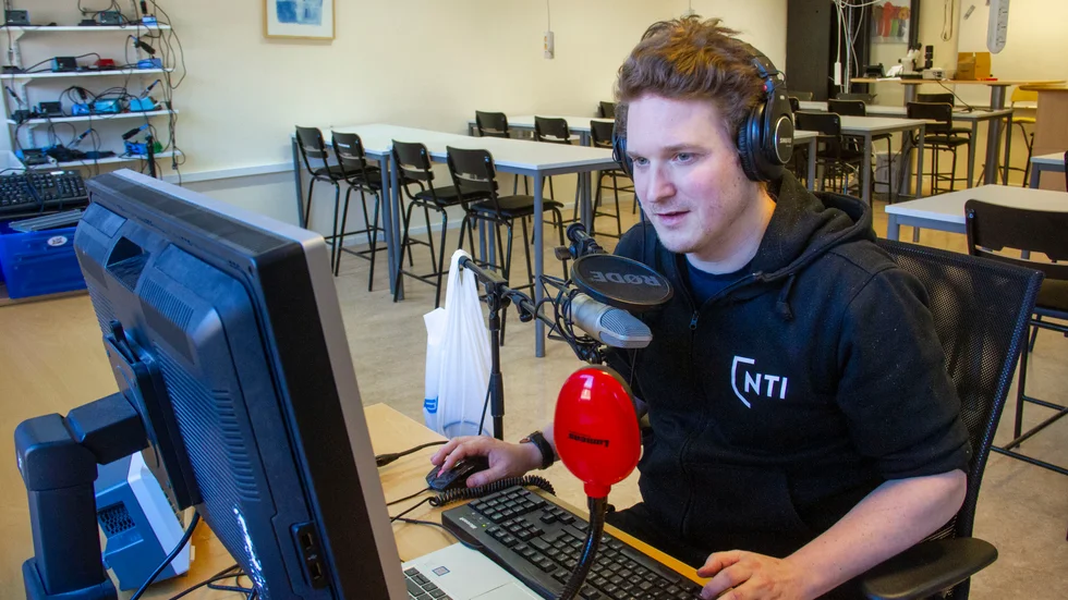 Elever som är lättstörda eller har svårt att be om hjälp kan gynnas av att undervisas på distans, tror Stefan Ajax. Kanske blir det enklare att skicka ett mejl eller chattmeddelande till läraren än att räcka upp handen.