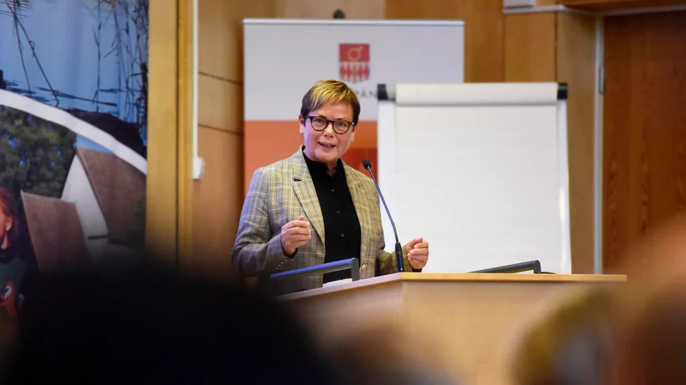 "Det är säkrare ur smittskyddssynpunkt", säger Berit Martinsson (S) om kommunfullmäktiges flytt från sessionssalen i kommunhuset till stora salongen i Kulturhuset.