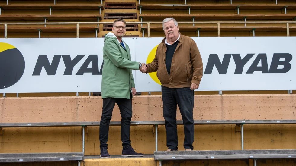 Johan Larsson, koncernchef för Nyab, tillsammans med IFK Luleås vice ordförande Ingemar Ek.
