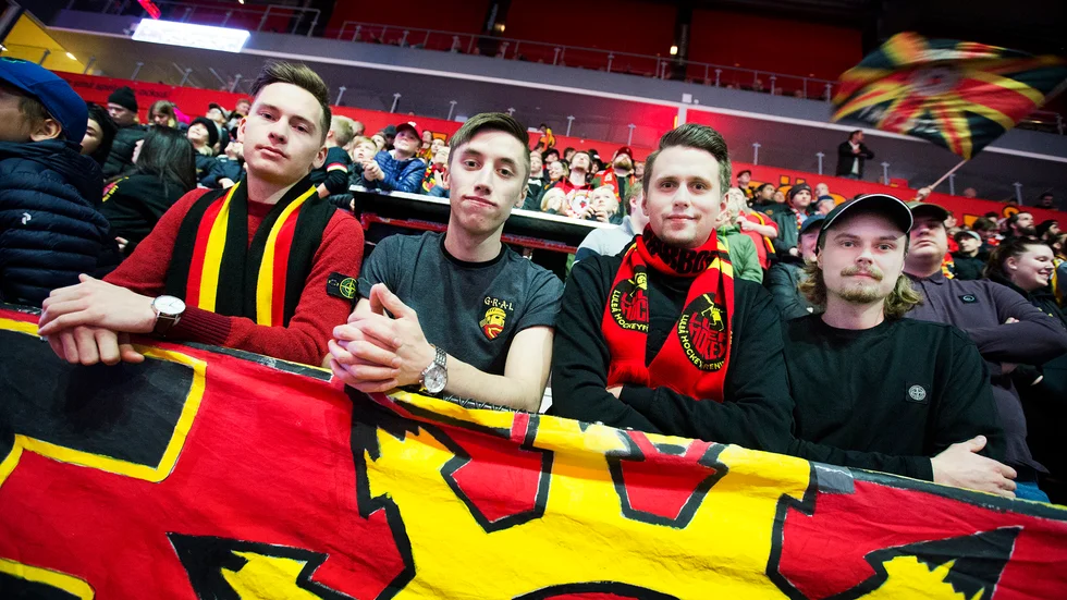 "Det känns plastigt och själlöst", säger Luleåfans ordförande Tobias Wahlroos (andra personen från vänster på bilden).