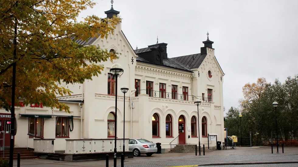Tjuvarna slog sönder flera fönsterrutor vid inbrottet.