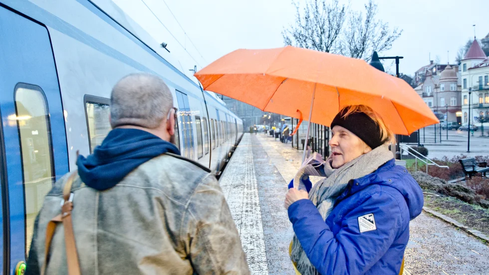 Elisabeth Lundberg Karlsson, sekreterare i föreningen Gnestapendeln, firade de utökade helgturerna genom att dela ut flygblad och lussebullar vid stationen i Gnesta.