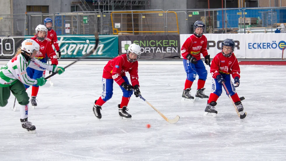Uniks Ellen Pallars blockerar ett av VSK:s många skott.