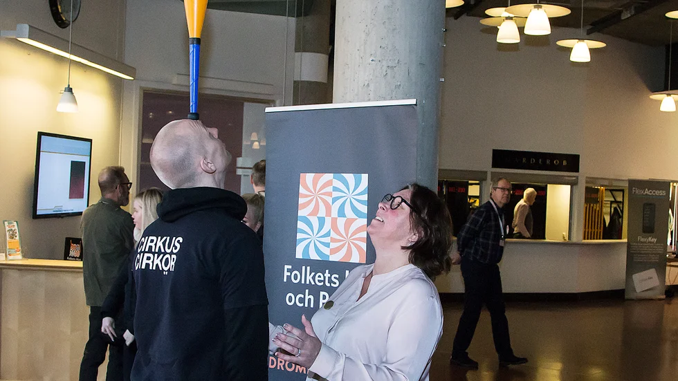 Jessica Björk, vd för Motala Folkets imponeras av Cirkus Cirkörs Emil Dahl som balanserar en kägla på huvudet. "Träna med Cirkus Cirkör" var ett av de program som presenterades under kulturdagarna.