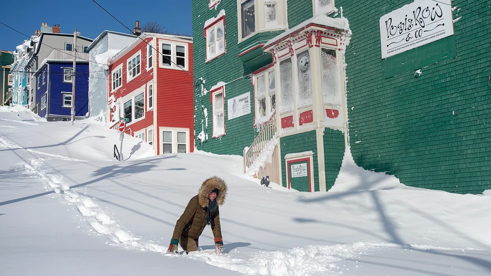 En invånare pulsar fram i snömassorna som begravt staden S:t John's i Newfoundland.