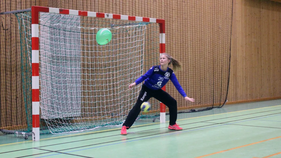 Målvakten Molly Wall skulle hålla ballongen i luften samtidigt som hon räddade skotten som kom.
