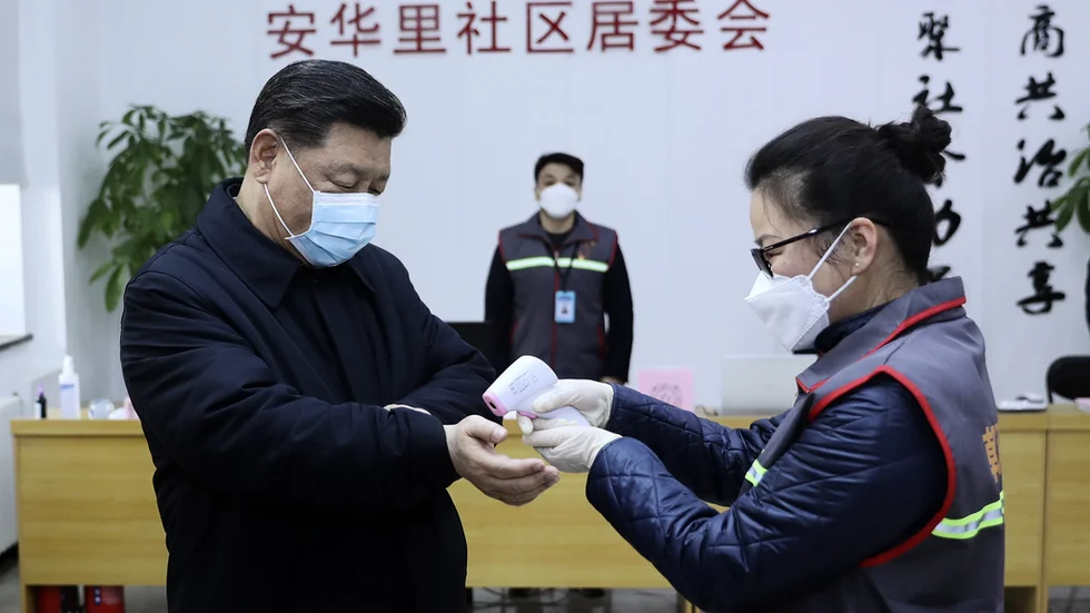 Kinas högste ledare Xi Jinping besöker ett sjukhus. Regimen försöker sälja in en bild till omvärlden om framgångsrik bekämpning av corona och flytta fokus från landets ansvar för spridningen.