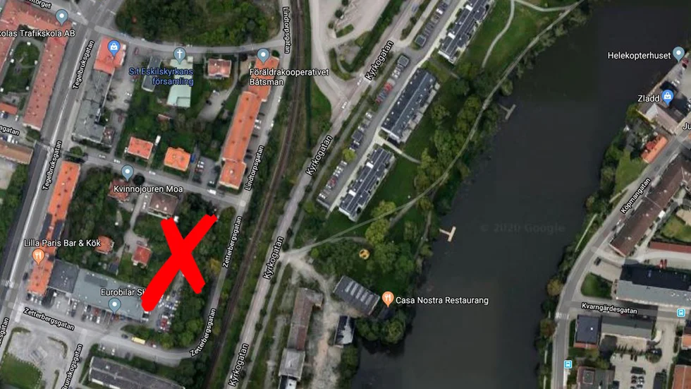 Någon gång mellan den 13 januari och 17 januari stals en 39 ton tung grävmaskin på en inhägnad arbetsplats vid Lindtorpsgatan i Eskilstuna.